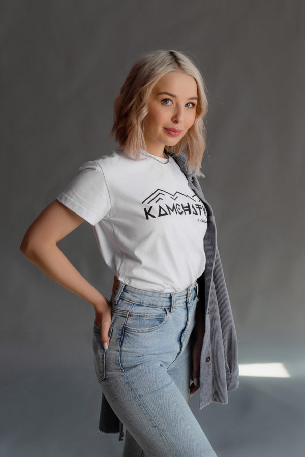 Женская футболка “Kamchatka горы” в белом цвете