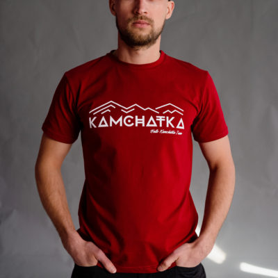 Мужская футболка “Kamchatka горы” в бордовом цвете