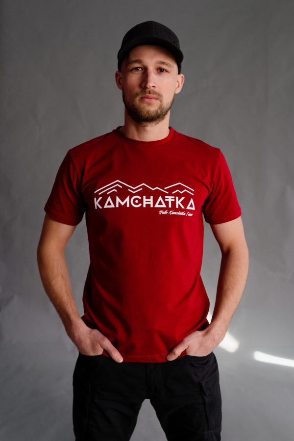 Мужская футболка “Kamchatka горы” в бордовом цвете
